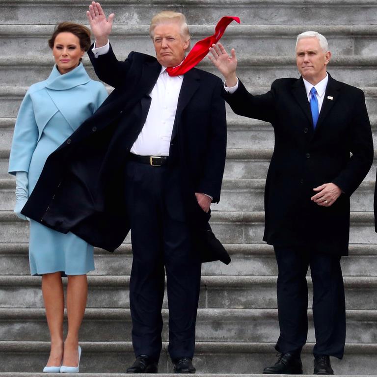 دونالد ترامپ در باد و استایل او با کراوات